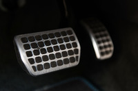 ABペダルは専用のスポーツタイプに。