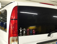 こちらのメルセデスは5人家族とみた。大手家具チェーンの駐車場で。
	 