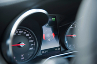 運転に対する意識が散漫にならないよう、一定時間ステアリングに入力がない場合は、警告音と液晶ディスプレイでドライバーに注意を促す。それでも反応がない場合、ステアリングアシスト機能は自動でカットされる。
    