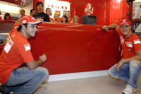 ヴェネツィア店の開店祝いに駆けつけたマッサとシューマッハー。