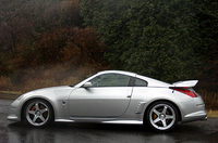 ノーマルの「Z」に比べて、フロントで180mm、リアで135mm延長される大型バンパーを装着する。