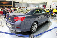 「シボレー・マリブ」のリアビュー。テールランプは、「カマロ」にも似たデザインが採用された。