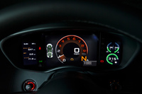 メーターはデジタル式で、表示の切り替えなどはステアリングコラムのレバーで操作する。