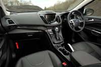 「フォード・クーガ」のインテリア。上級グレード「タイタニアム」には、間接照明の「アンビエント・ライティング」が装備される。