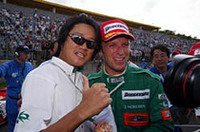 2位表彰台獲得を喜ぶロニー・クインタレッリ（右）と近藤真彦監督。