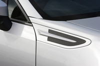 「トヨタ86」とは、サスペンションやダンパーなど足まわりの仕様が異なるほか、フロントフェンダーの装飾パネル（写真）やヘッドランプ、バンパーなどの意匠も違ったものになる。