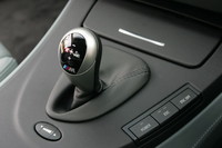 「M DCTドライブロジック」モデルのシフトレバーは、MTを思わせる形状。レバー手前にあるボタンを操作して、5種類の走行モードが選べる。