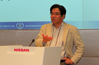 長年にわたり技術者として自動車の開発に携わってきた坂本副社長。「ダットサン・ベビイ」のベースになった「コニー・グッピー」ついては、「なぜミドシップなのか、なぜダブルウィッシュボーンなのか、気になることがたくさんある」と興味津々（しんしん）だった。
    