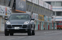 【スペック】カイエンS：全長×全幅×全高＝4782×1928×1699mm/ホイールベース＝2855mm/車重＝2245kg/駆動方式＝4WD/4.5リッターV8DOHC32バルブ（340ps/6000rpm、42.8kgm/2500-5500rpm）/車両本体価格＝860.0万円（テスト車＝955.0万円／電動サンルーフ（19.0万円）／バイキセノン・ヘッドランプ（20.0万円）／前席＆ステアリングホイール・ヒーター（7.0万円）」「CDチェンジャー（9.0万円）」「特別色（チタニウム・メタリック/14.0万円）」が装着される。以上に加え、「フルサイズスペアタイヤ（リアマウントタイプ/26.0万円）」）