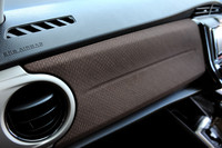 助手席側のパネルにはファブリックが貼られ、上質感を演出する。