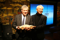 トークショー後のフォトセッションでは、いちだんと和やかな雰囲気に。