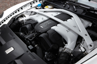 6リッターV12エンジンは558psと63.2kgmを発生する。0-100km/h加速は4.9秒で「ラピード」よりも0.3秒速い。