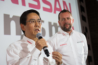 ニスモの宮谷正一社長（手前）と、日産のモータースポーツ活動およびニスモのロードカーのマーケティングを担当するダレン・コックス氏（奥）。
    