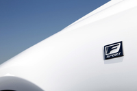 フロントフェンダーには「F SPORT」のエンブレムが配置される。写真のボディーカラーは“Fスポーツ”専用色のホワイトノーヴァガラスフレーク。
    