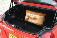 ルーフを閉めた状態だと、荷室の容量は210リッター（VDA方式）。ゴルフバッグが1つつめるという。開閉はロックを手動ではずした後、サイドブレーキレバー下にあるスイッチを操作するだけだ。