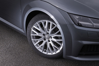 「S lineパッケージ」に含まれる8.5J×18インチの10ツインスポークアルミホイール。