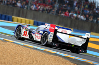 A.ブルツ／N.ラピエール／中嶋一貴が駆る、No.7 トヨタTS030 ハイブリッド。