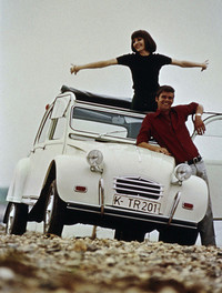 「シトロエン2CV」
1948年に登場した簡素で合理的なモデル。「こうもり傘に4つの車輪」というコンセプトで開発されたという。1990年まで作られたロングセラー車である。