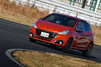 プジョーのホットハッチ「208GTi」。グリルやバンパーのデザインが変更され、安全性能の強化が図られたマイナーチェンジ後のモデルは、2015年10月に発売された。