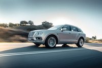 動力性能は、0-100km/h加速が4.1秒で、最高速は301km/h。SUV最速を目指して開発された。