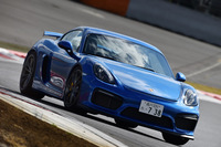 「ケイマンGT4」では、サーキット走行を想定して「ポルシェ・スタビリティ・マネージメントシステム（PSM）」の制御を最適化。また制御の介入を「横滑り防止機能のみカット」「ABSを除くすべての機能をカット」の2段階で解除することができる。