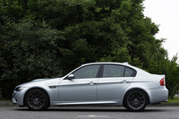 M3クーペより全高は10mm高く、全長は35mm短い。車重はクーペ比＋10kgの1640kg。タイヤサイズはフロントが245/40R18、リアが265/40R18。