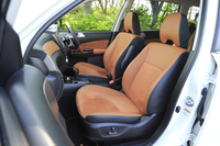 インテリアはブラックとタンのツートンカラー。ファブリックと合皮のコンビシートに加え、オプションでスエード調皮革と本革のコンビシートも用意される。