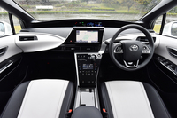 非対称な造形が印象的な「ミライ」のインテリア。白と黒を基調に、3種類のカラーバリエーションが用意される。
    