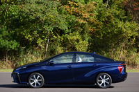 「ミライ」のサイドビュー。水素タンクやバッテリー、FCスタックなどを搭載する燃料電池車ながら、FFセダンとして違和感のないスタイリングを実現している。
    