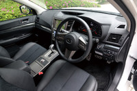 運転席まわりの様子。グローブボックス上部やドアの内張りなどにカーボン調のパネルがあしらわれる。