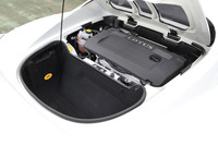 スーパーチャージャー付きのエンジンと、その後方に備わる荷室。エンジンフードは、荷室のふたを兼ねている。