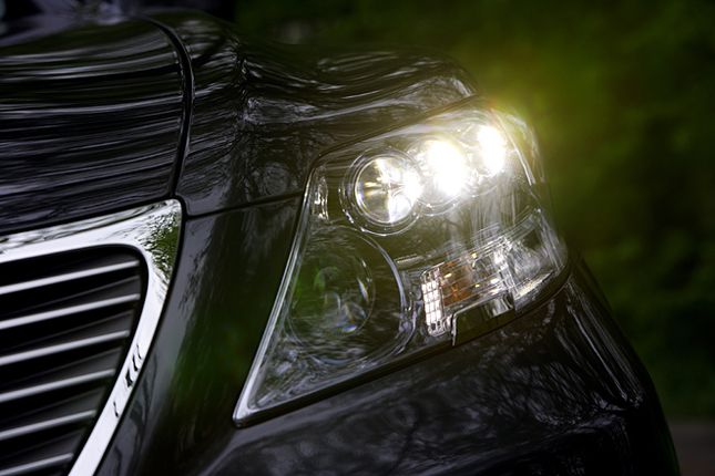 【スペック】全長×全幅×全高＝5030×1875×1480mm／ホイールベース＝2970mm／車重＝2270kg／駆動方式＝4WD／5リッターV8DOHC32バルブ（394ps/6400rpm、53.0kgm/4000rpm）＋交流同期電動機（224ps、30.6kgm）（欧州仕様）（T）
