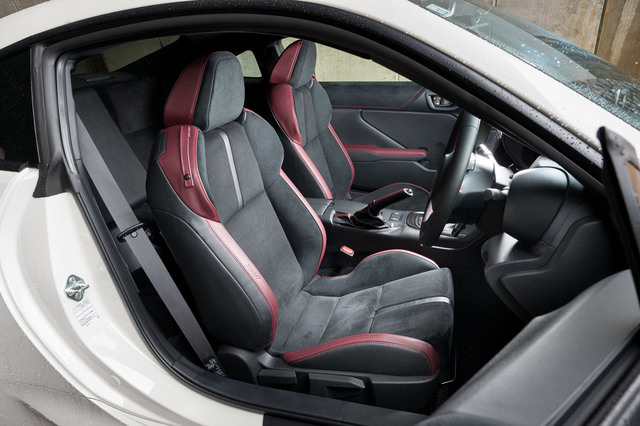 スバル純正 BRZ ZD8 STI Sport 用メーターバイザー 赤ステッチ入