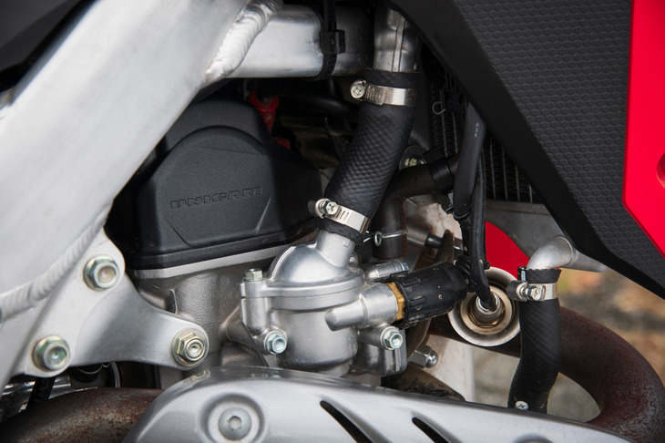 燃料供給装置は当然ながら電子制御式のインジェクション。環境対応のためにラジエーターにはサーモスタットが装備されており、アイドリング時にはエンジンの温度に応じて頻繁に回転数が変動した。