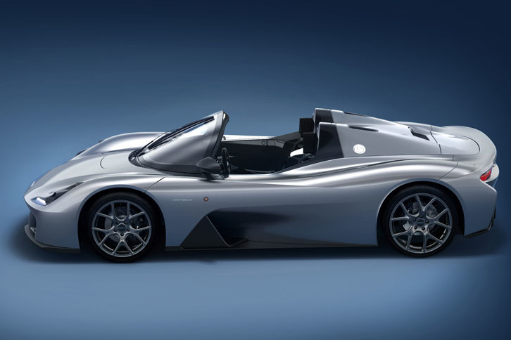 ウインドシールドを付けると、標準的なロードスタースタイルになる。ワイパー用コンポーネンツなどを組み込んだボードが新たに設置されている。