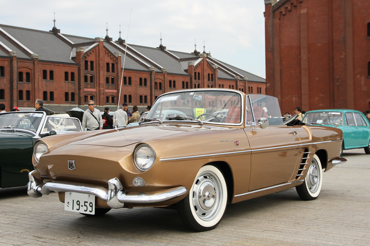 1959年「ルノー・カラベル コンバーチブル」。カラベルは北米仕様の名称で、本国名は「フロリード」。リアエンジンの小型セダン「ドーフィン」をベースとするパーソナルカーで、「フォルクスワーゲン・カルマンギア」のライバル。カルマンギア同様、このコンバーチブルとクーペが存在した。