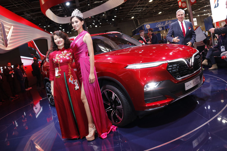 ベトナムから初参加のヴィンファストのブースで。ミス・ベトナム（中央）も呼ぶ力の入れようだった。