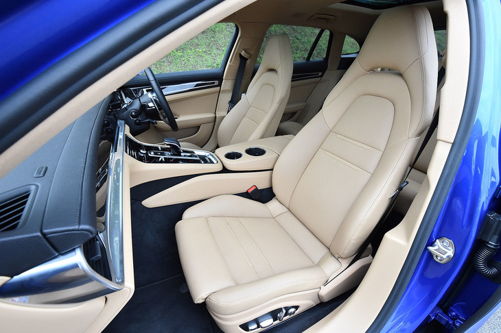 標準装備となるパーシャルレザーシート。色はブラックとルクソールベージュの2種類が用意されている。