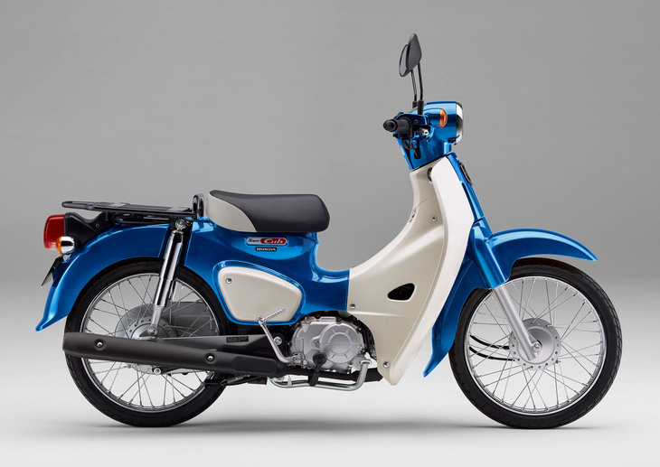 1958年に生まれた「スーパーカブC100」以来、長きにわたって愛されてきた「ホンダ・スーパーカブ」の50ccモデルが、2025年に生産終了となる。同年に施行される排ガス規制をクリアできないことが、その主たる要因とされている。写真は現行型の「スーパーカブ50」で、車体色が「グリントウェーブブルーメタリック」のもの。
