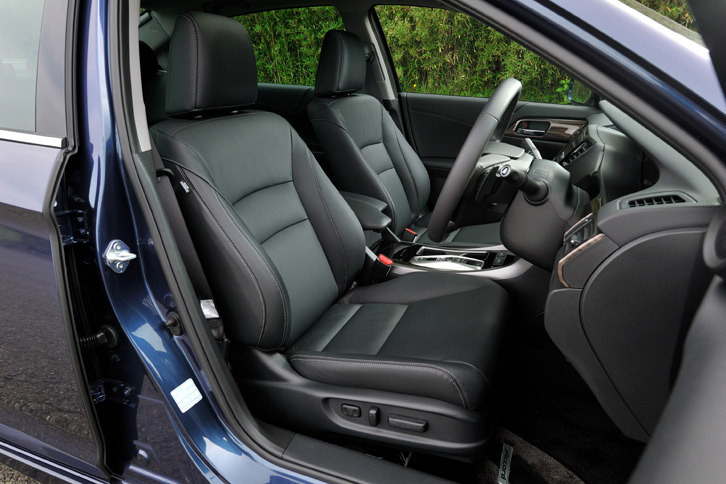 「ハイブリッドEX」にはオプションで本革シートなどからなる「レザーインテリア」が用意されている。