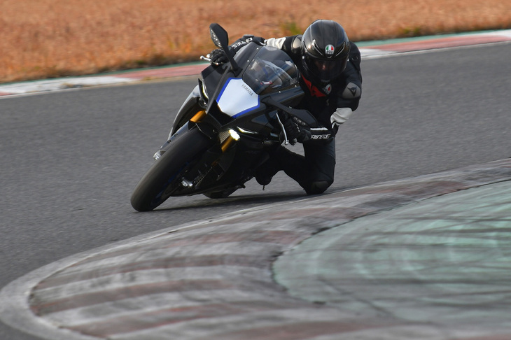 「YZF-R1」には最新の電子制御が満載されており、トラクションコントロールやスライドコントロール、リフトコントロール、エンジンブレーキマネジメントなどの機能が超高速でのライディングをアシストする。