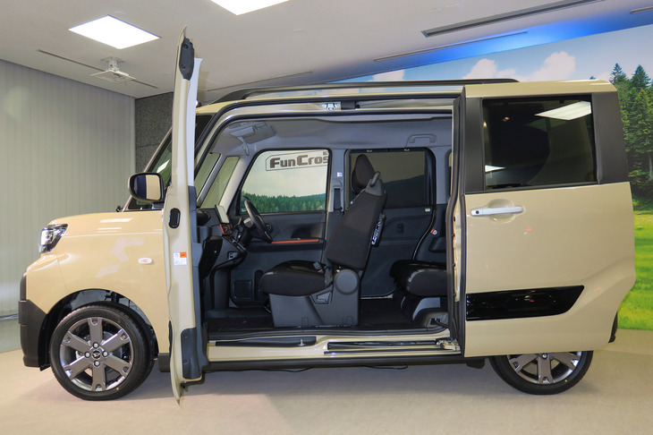 「スズキ・スペーシア ギア」や「ダイハツ・タント ファンクロス」は、ベース車からの変更は控えめ。しかしそれは、ベース車の段階で十分な飛び道具が備わっていたからともいえる。写真は、今も昔もタントのキラーコンテンツ（？）である大開口の「ミラクルオープンドア」。