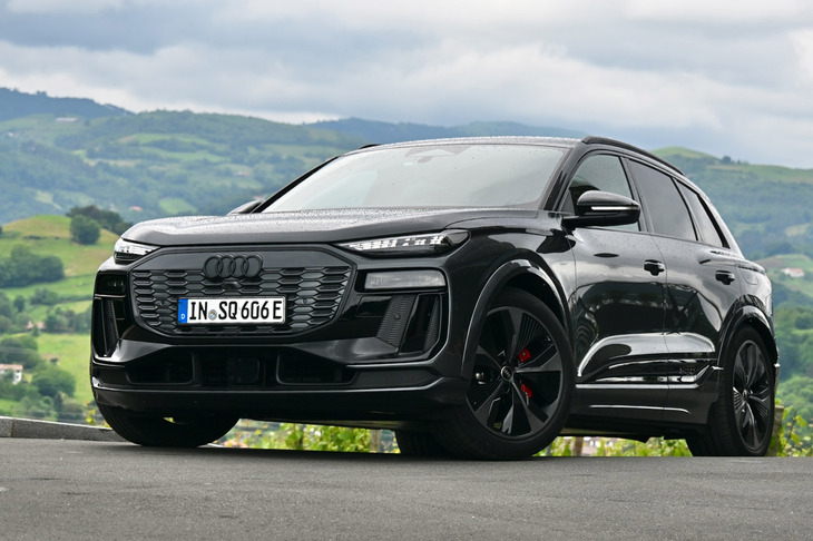 発表されているラインナップは3種類で、最高出力225kWのRWDモデル「Q6 e-tronパフォーマンス」、同285kWの4WDモデル「Q6 e-tronクワトロ」、同380kWの4WDモデル「SQ6 e-tron」（写真）が用意される。