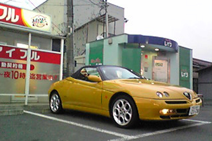 安ド二等兵の「アルファ スパイダー2.0ツインスパーク」（MT／右ハンドル）。オーナーの記憶では98年製。価格は諸経費込みで100万円程度。