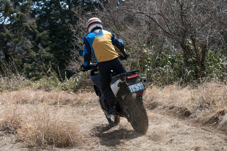 ABSを「オフロード」モードに設定すると、後輪のABS制御がオフとなるほか、前輪への介入も抑制される。ダイナミックに後輪を滑らせたり、ぬかるんだ道でフロントブレーキを掛けても安定して減速することができる。