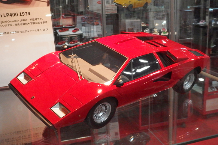 これもメイクアップのオリジナルブランドであるIDEAの1/18レジン製「ランボルギーニ・カウンタックLP400」。新たな資料などを参考に、1/43では表現できなかったディテールを再現すべく開発中とのこと。