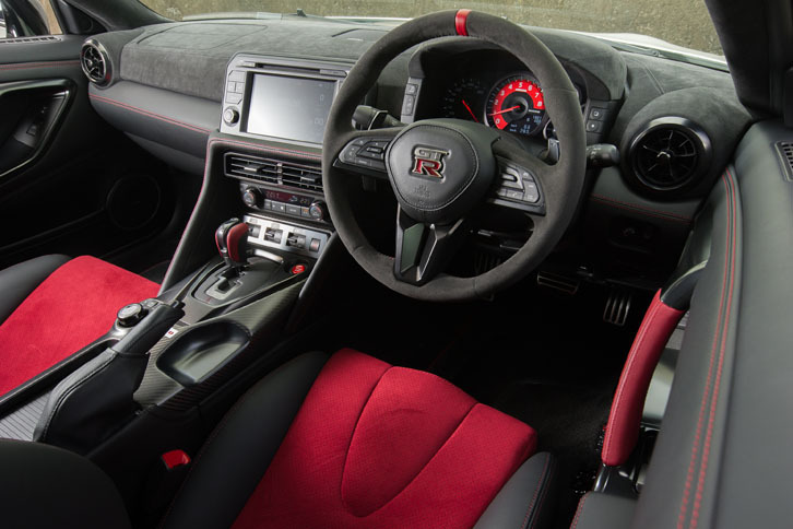 標準車の改良に伴い、大幅に意匠が変更されたインストゥルメントパネルまわり。ダッシュボードの上部やステアリングホイール、センターアームレストにはアルカンターラレザーを使用している。