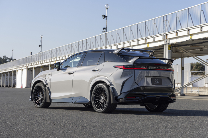 新しいラインナップは「RZ350e“バージョンL”」「RZ500e“バージョンL”」「RZ550e“バージョンL”」に「RZ600e“Fスポーツ パフォーマンス”」を加えた全4種類。350eはFWDで、ほかは全車4WDだ。