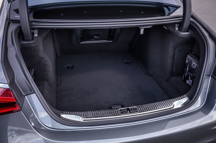 「S580 4MATICロング」の荷室容量は480リッター。クロージングサポーター付き自動開閉トランクリッドが標準装備となるほか、長尺物を収容可能なスキートンネルも備わっている。