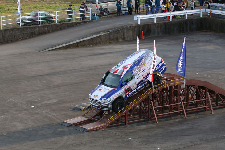 同じくダカールラリーに参戦する「チーム・ランドクルーザー」は、三浦 昂選手のドライブする「トヨタ・ランドクルーザー」ダカールラリー2018市販車部門優勝車によるデモランや同乗走行に加え、コマ図を読みながらのナビシート体験も実施。ラリーの魅力を味わえる内容となっていた。